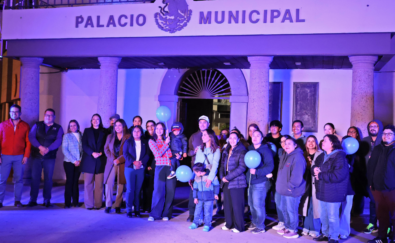 Iluminan de azul Palacio Municipal en Tecate