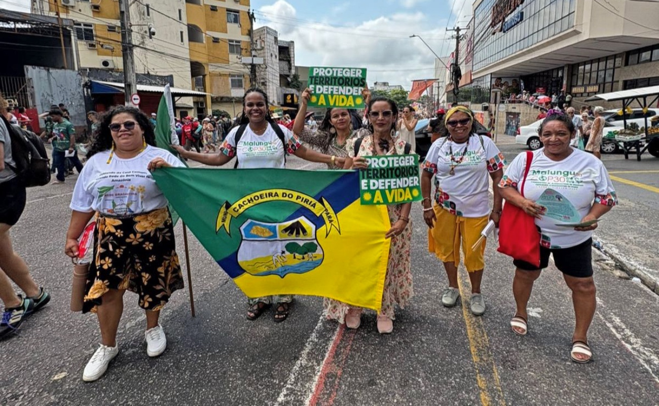 Manifestantes indígenas bloquean la entrada de la COP30 en Belém para exigir mayor participación y protección del Amazonas.