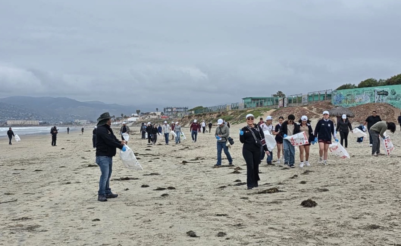 COEPRIS BC lideró una limpieza de playa en Conalep 1 como parte de la Semana Nacional contra Riesgos Sanitarios.