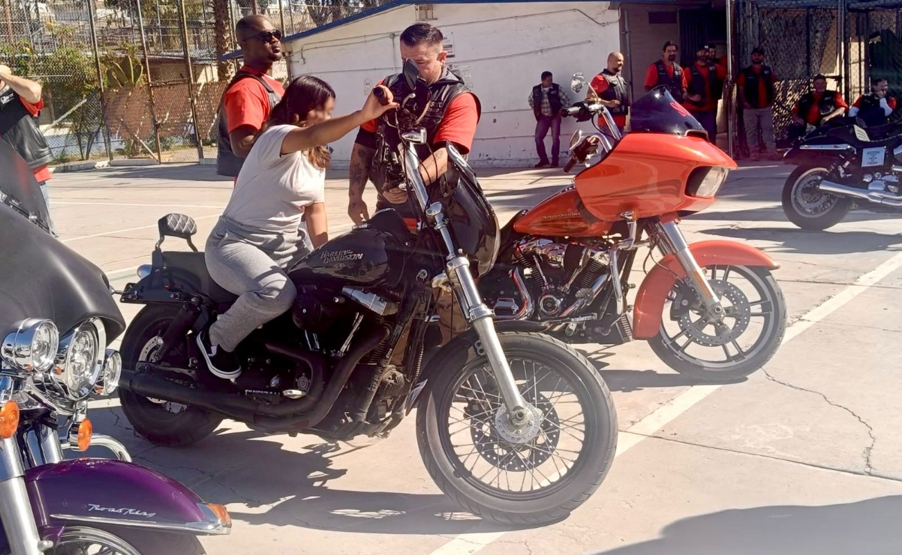 El grupo Soldiers of the Cross ingresa con sus motocicletas al centro para convivir con 4 mujeres y 75 varones jóvenes privados de las libertad.