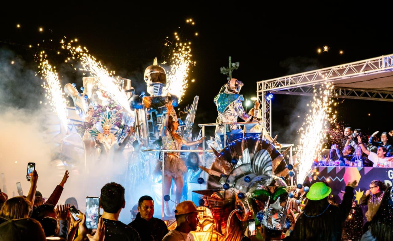 Con espectáculo de luces neón se realizó el primer desfile nocturno en la historia del Carnaval de Ensenada