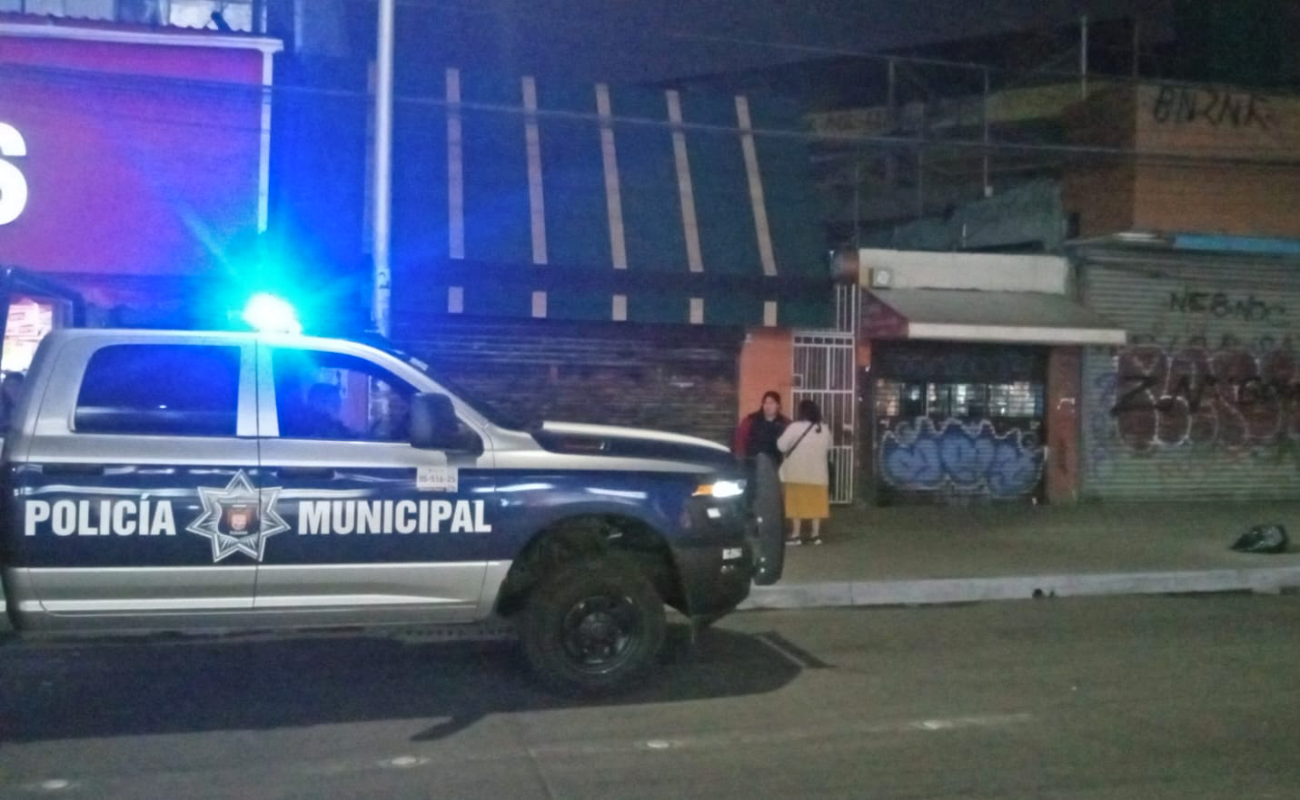 El oficial fue trasladado a un hospital para su atención médica.