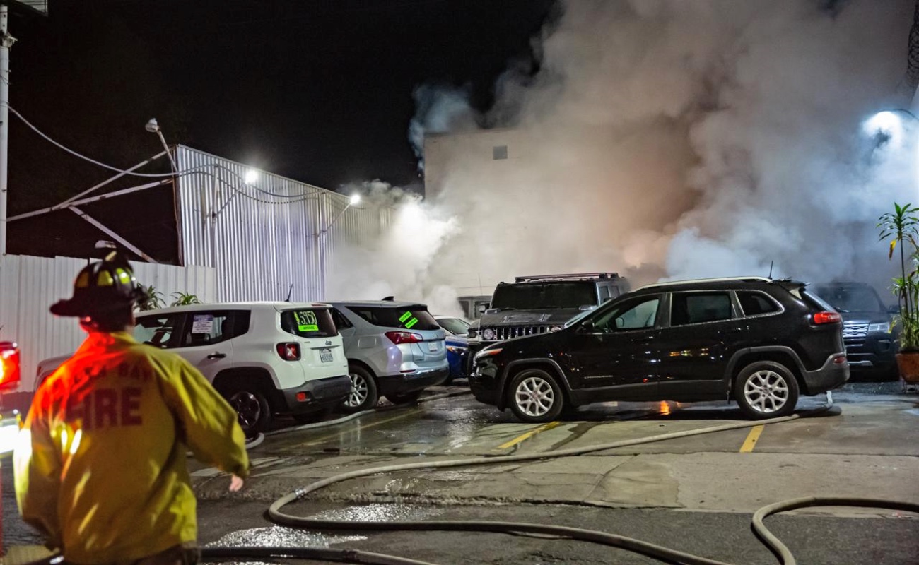 Incendio en lote de autos deja siete vehículos dañados; detienen a responsables