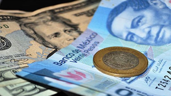 Cabe mencionar que la pérdida del peso frente al dólar también se debe a factores que afectan de manera exclusiva la demanda por pesos mexicanos.