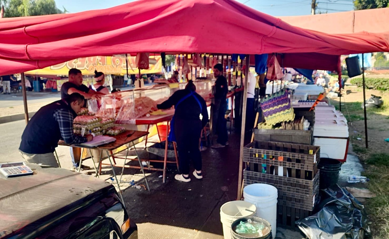 Aplican multas por obstrucción de banquetas a comerciantes en Riberas del Bosque