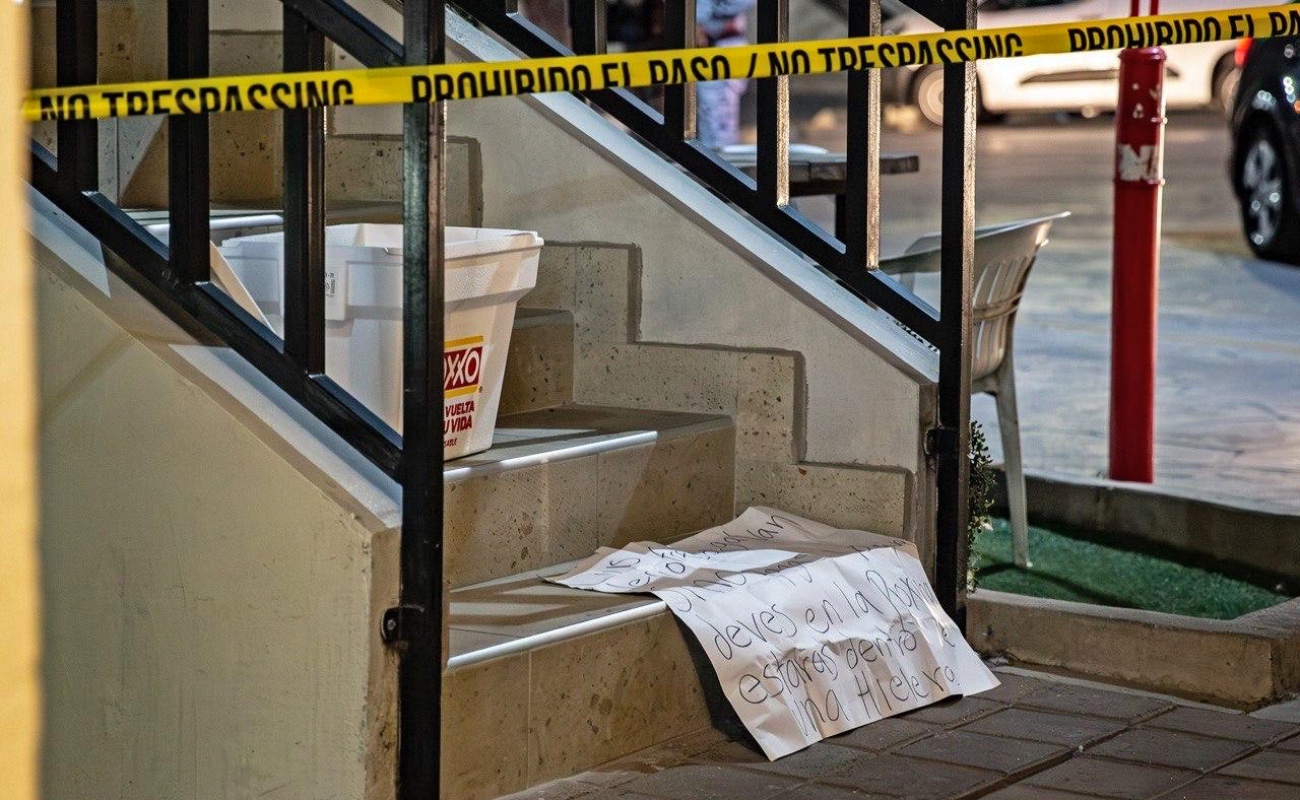 Dejan hielera con restos de versos y amenazas en Plaza Conquistador