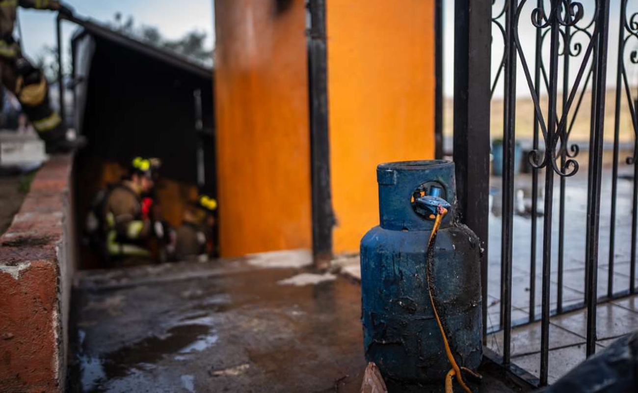Incendio de casa en la colonia Libertad; bomberos rescatan a un hombre atrapado al interior