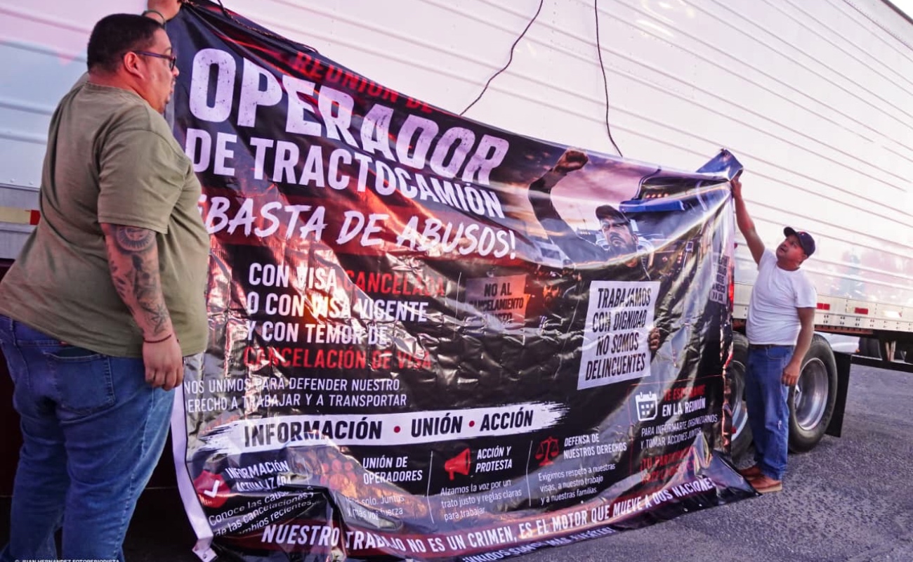 Transportistas bloquean garita de Mexicali y amenazan con extender protesta