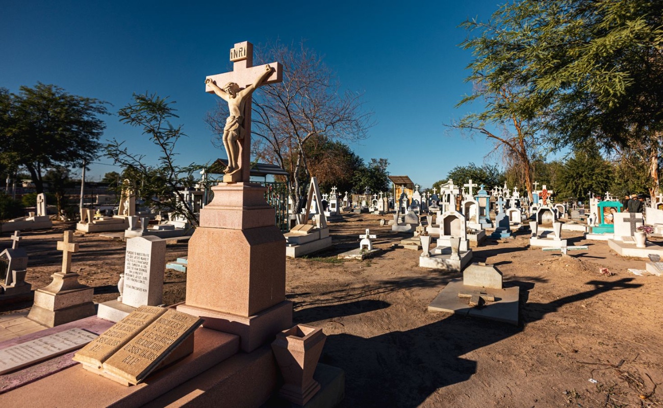 Refuerzan seguridad y limpieza en panteones municipales por Día de Muertos
