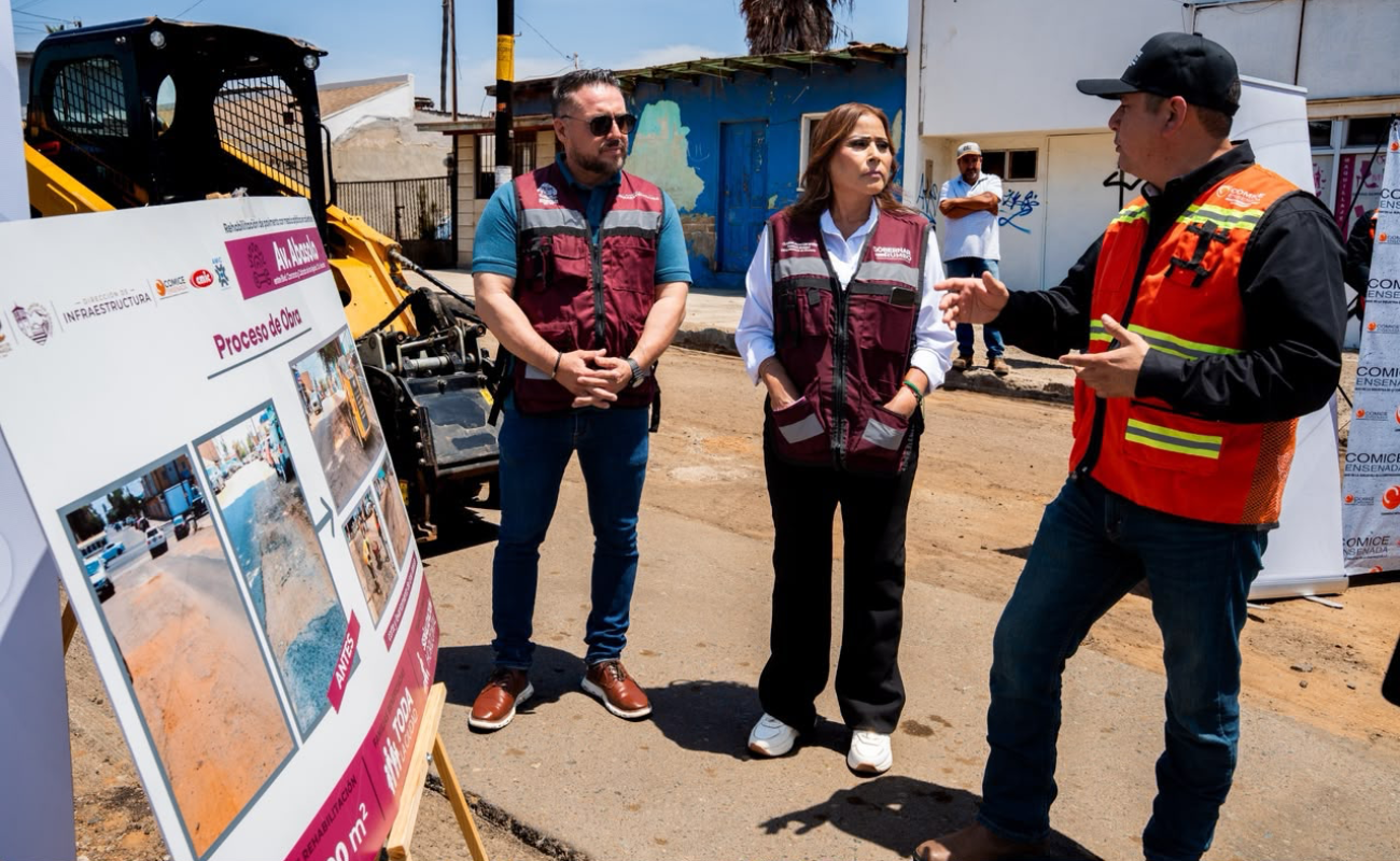 Constatan los trabajos de rehabilitación que se realizan en la avenida Abasolo, en la colonia Aviación.