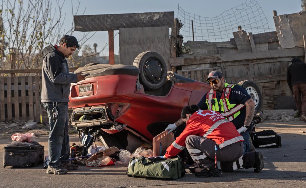 Vehículo termina volcado sobre Vía Rápida Alamar; conductor resulta lesionado