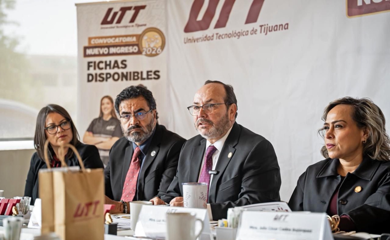 El rector Salvador Morales Riubí encabezó la rueda de prensa.