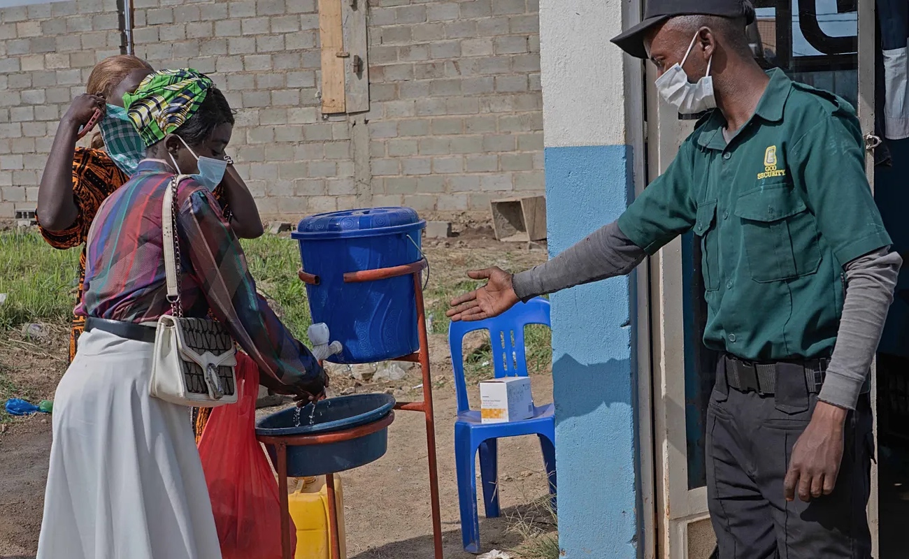 Personal médico y brigadas sanitarias reforzaron protocolos de emergencia tras el incremento de casos de ébola en África.
