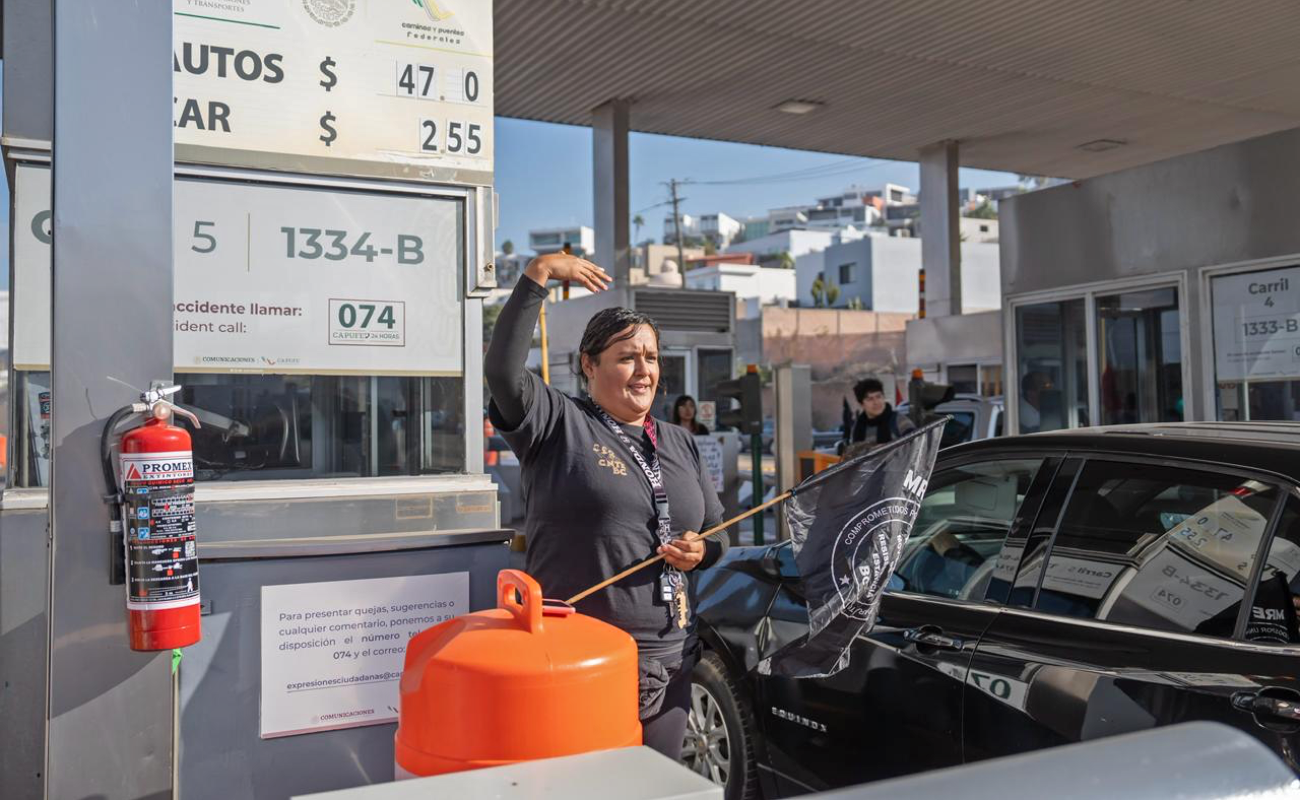 Docentes de la CNTE liberan casetas en Tijuana en rechazo a la Ley del ISSSTE de 2007