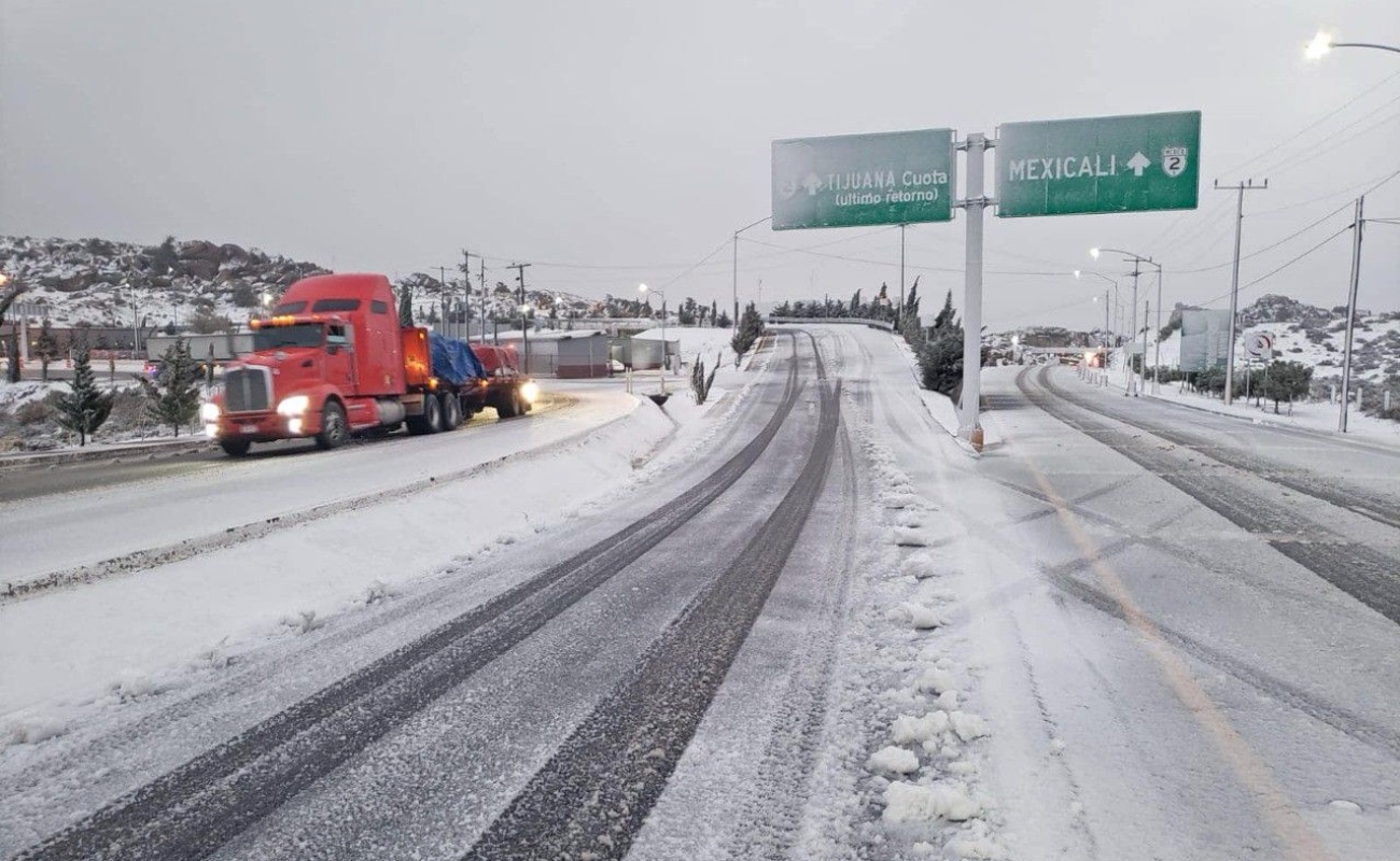 Autoridades de los tres órdenes de gobierno se reunieron para actualizar protocolos de atención en carreteras de Baja California, especialmente en el tramo Tecate-La Rumorosa, ante posibles nevadas.