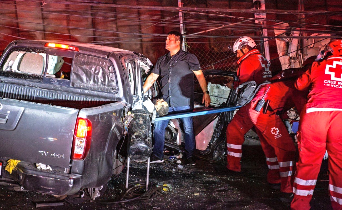 Conductor queda prensado tras derribar poste de la CFE en Pinos de Agüero
