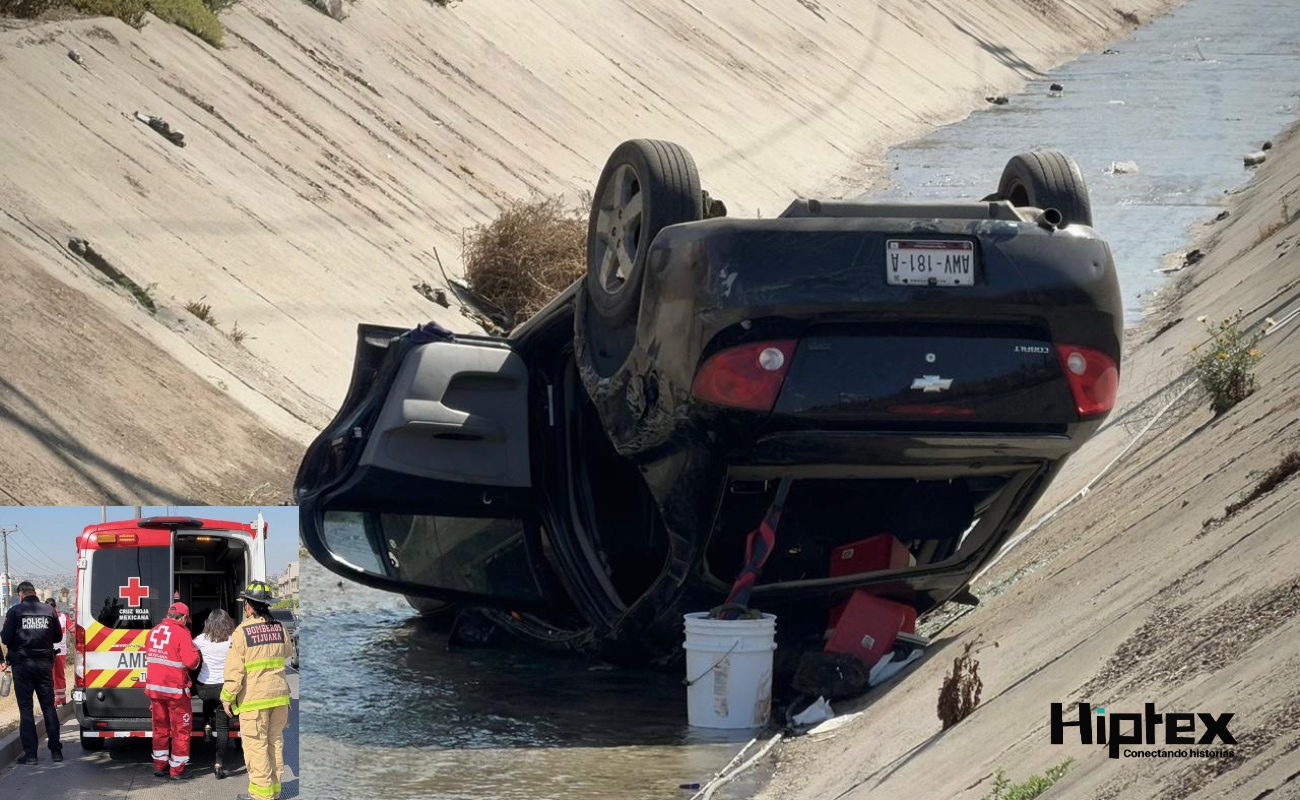 Tras la colisión, el vehículo perdió el control, salió del camino y cayó a la canalización, donde se volcó, quedando con las llantas hacia arriba.
