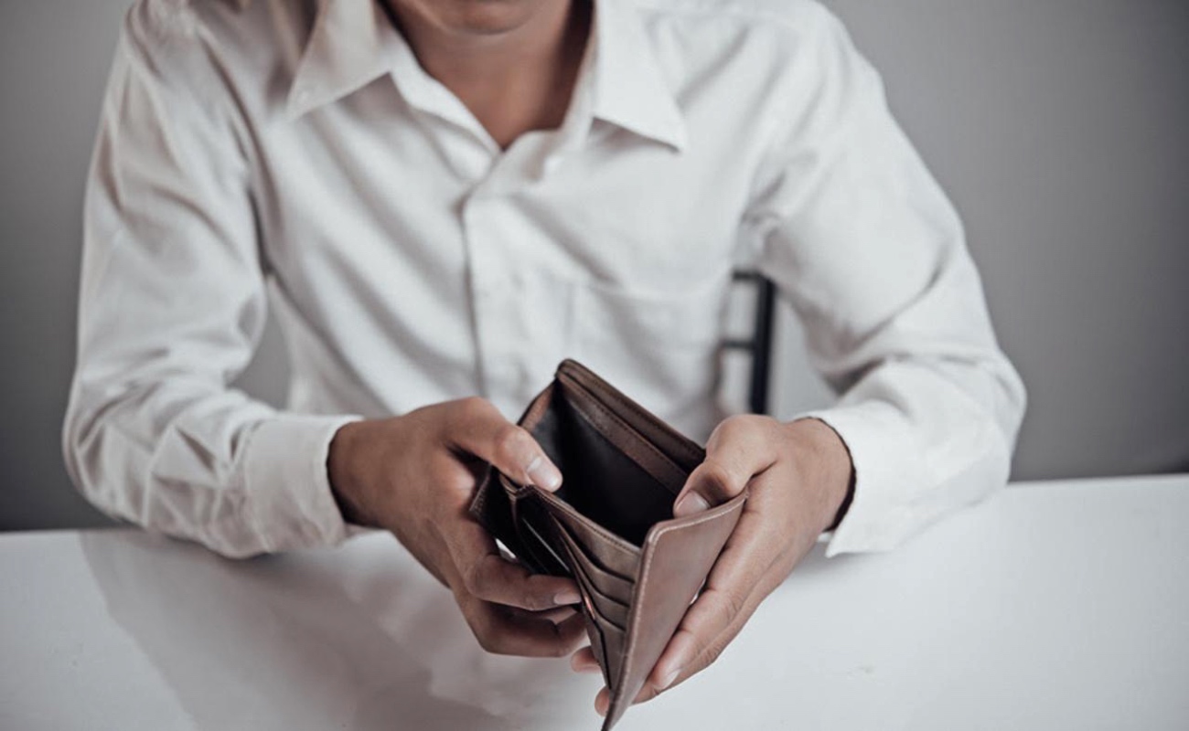 La educación financiera juega un papel clave, ya que permite tomar decisiones más informadas.
