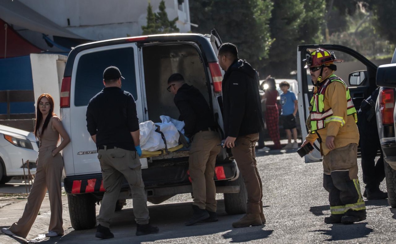 Los socorristas localizaron a un hombre de aproximadamente 70 años sin signos vitales, por lo que fue declarado sin vida en el sitio.