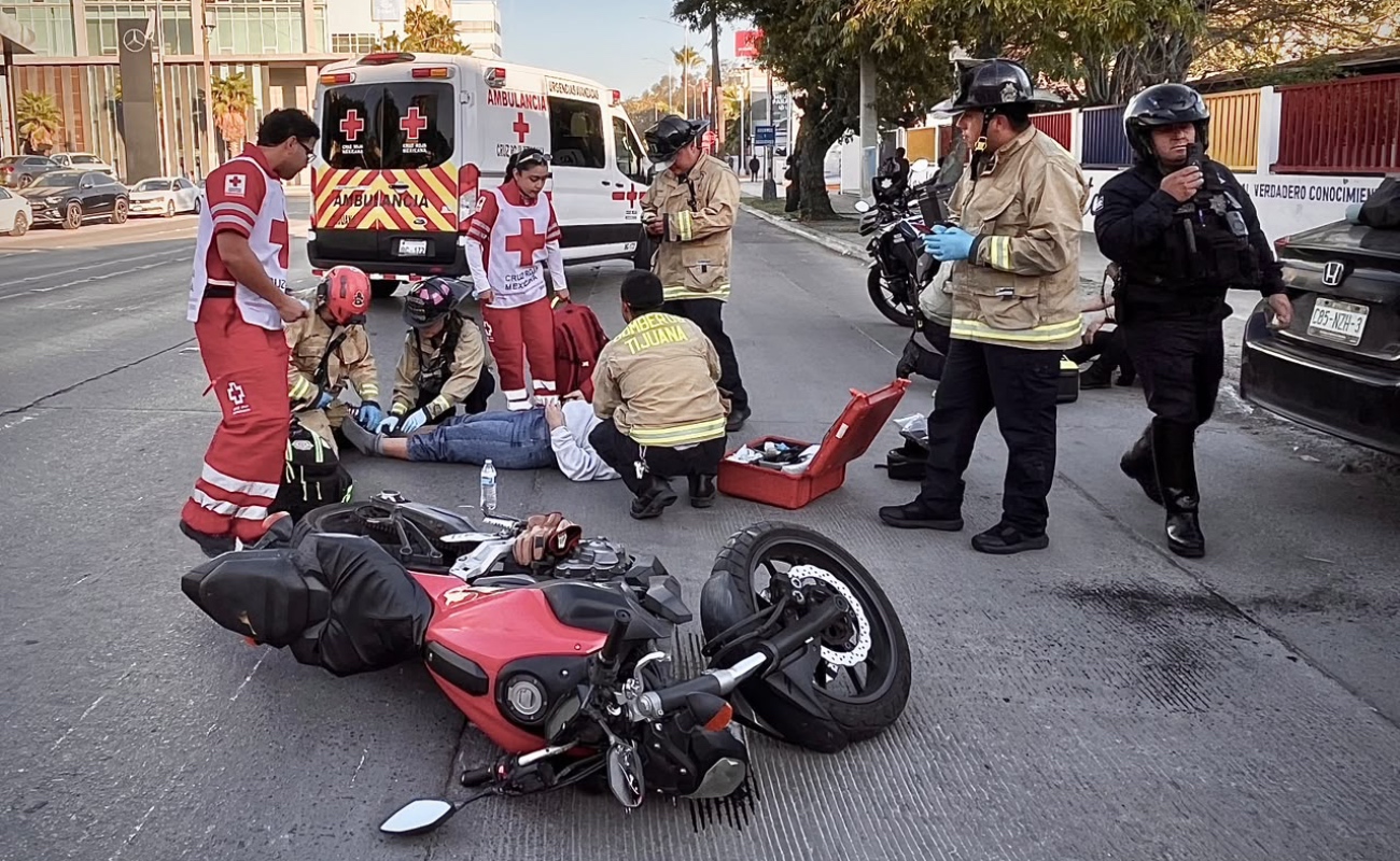 Pareja de motociclistas resulta lesionada tras choque en la línea Sentri de Tijuana