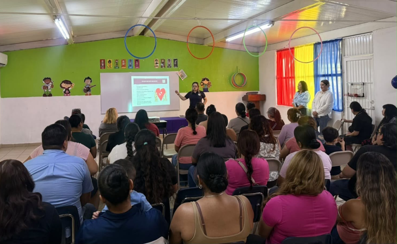 Asisten 51 madres y padres de familia a plática preventiva.