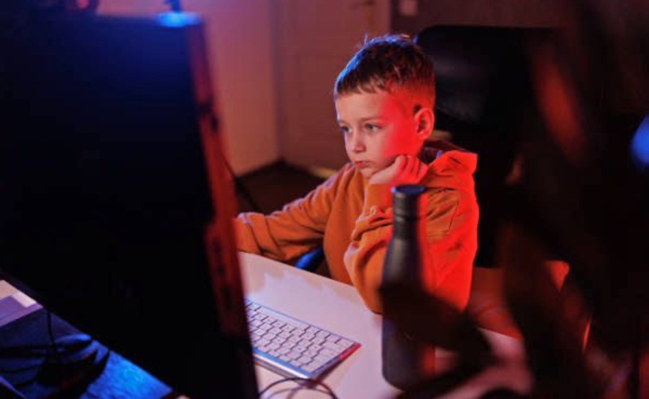 Para proteger a los menores, se recomienda fomentar la comunicación, establecer reglas de privacidad, enseñarles a bloquear y denunciar, y ayudarles a encontrar entornos de juego seguros.