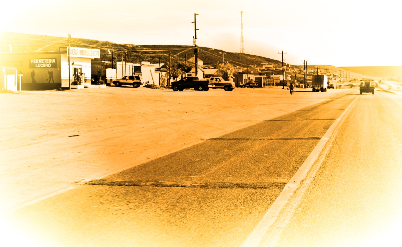 El carro pequeño invadió carril contrario.