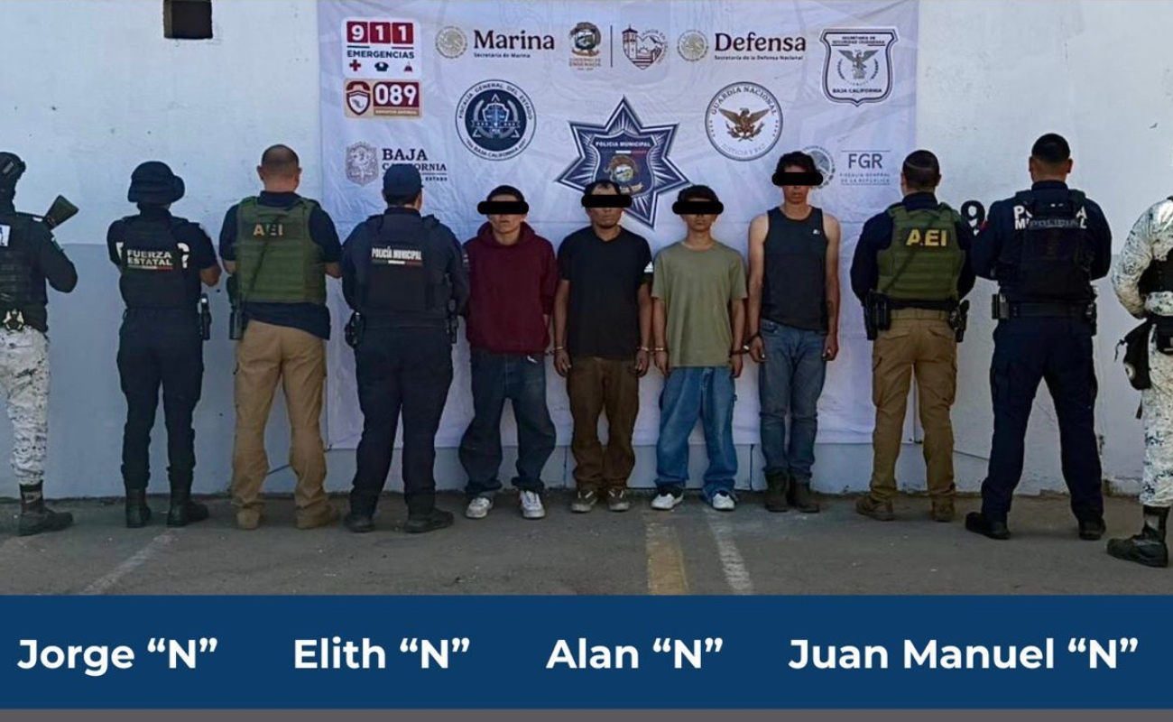 Cuatro hombres fueron detenidos por la policía municipal tras un robo con violencia en una tienda de conveniencia en la colonia Aeropuerto.