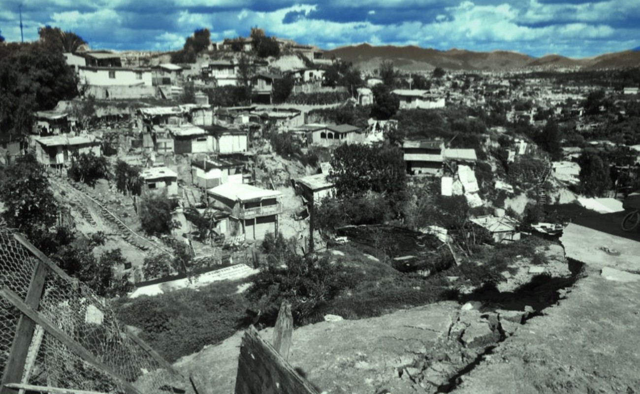 Once familias perdieron sus casas y todas sus pertenencias por un deslizamiento de tierra en la colonia Tres de Octubre.