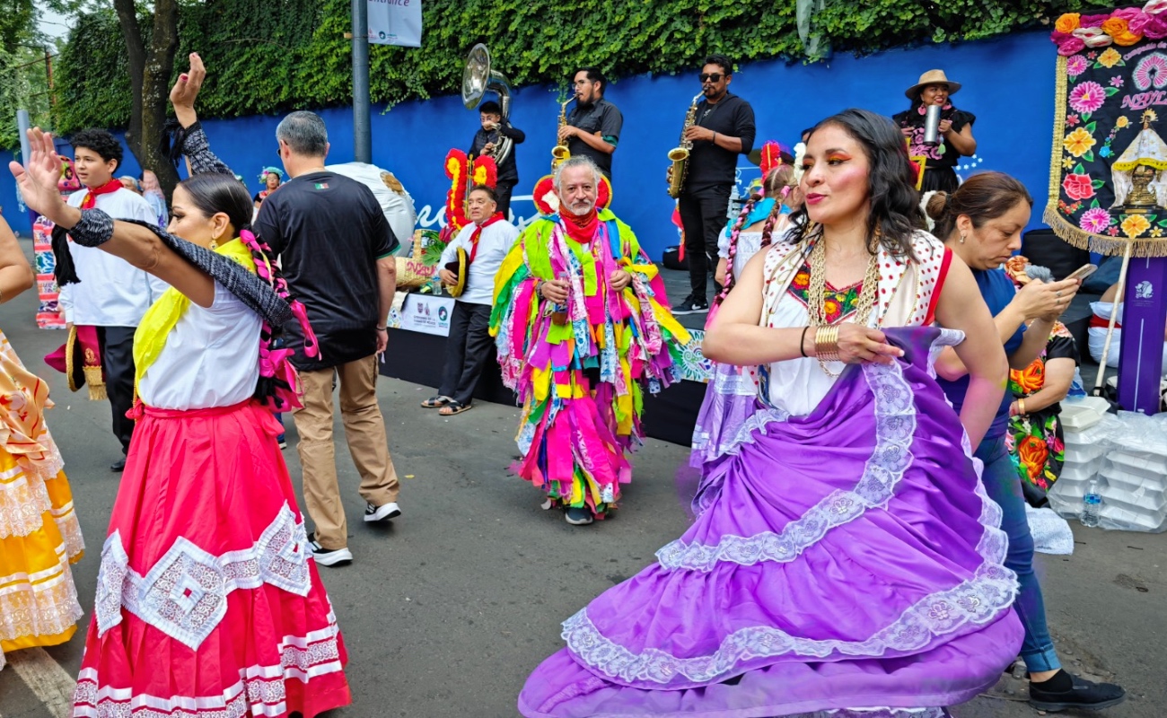 En las inmediaciones del Estadio Ciudad de México se vivió una fiesta cultural.(Foto; Manuel R. Medina)