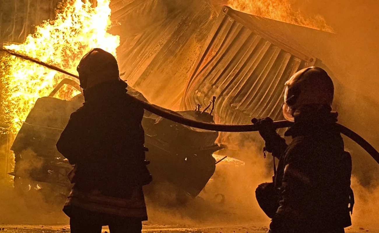 Personal de emergencia combate incendios tras un ataque con drones y misiles en Kiev.