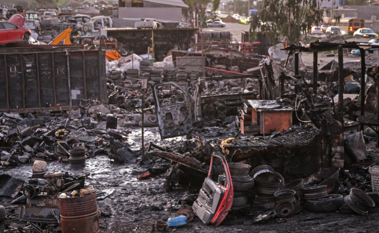 Ataque armado a yonke deja dos lesionados y vehículo incendiado