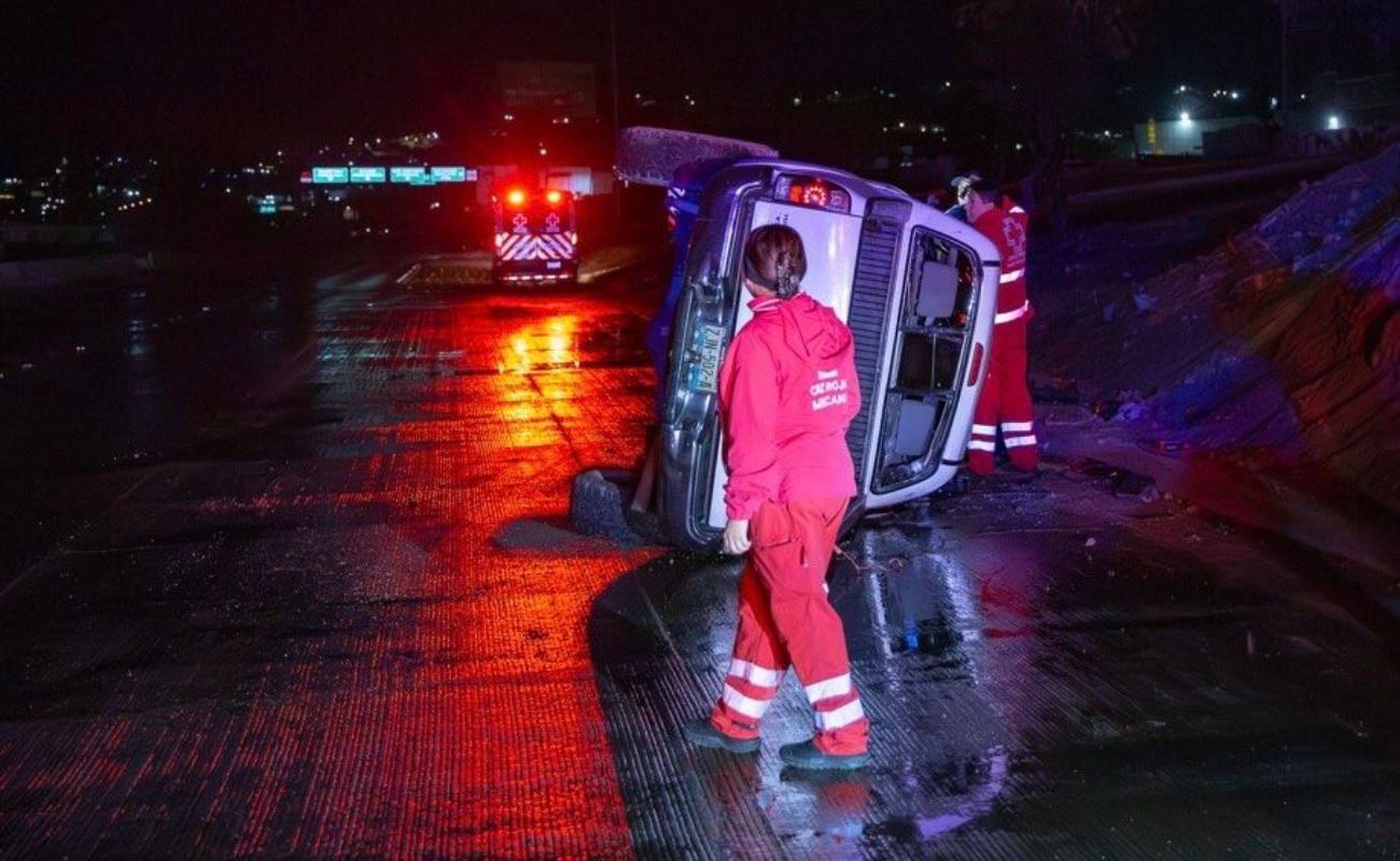 Joven resulta ileso tras volcadura en la Vía Rápida y puente Simón Bolívar