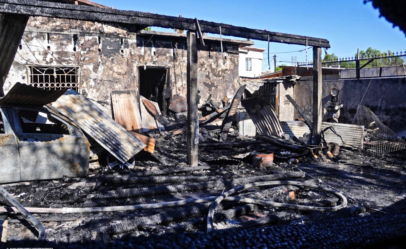 Incendio consume vivienda en Mexicali; mueren tres perros