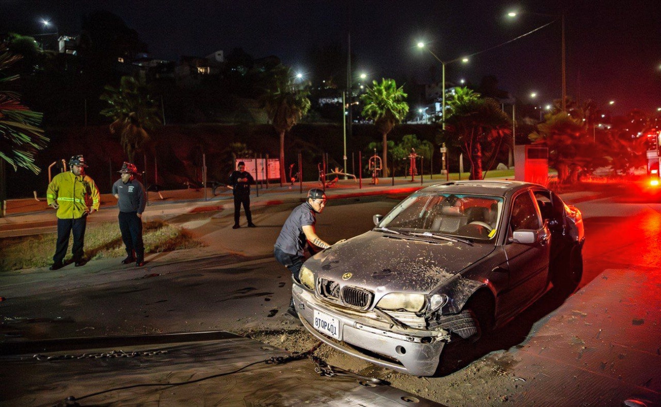 Jóvenes chocan contra palmera abandonan la unidad en el Bulevar Rosas Magallón