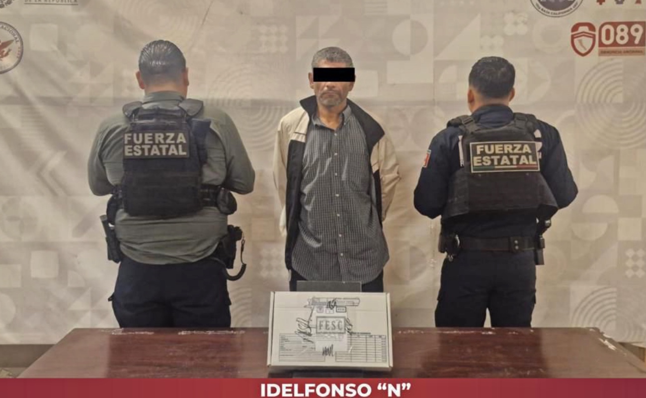 Arrestan agentes estatales a sujeto con arma de fuego