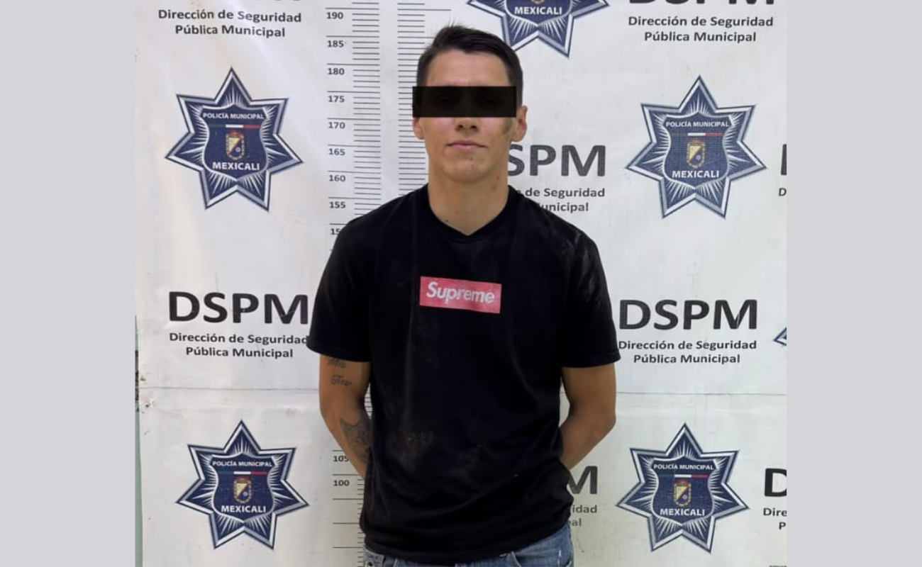 Policía Municipal de Mexicali detuvo a dos hombres, Guillermo Daniel y Edgar Manuel, por intento de robo de una camioneta Jeep Wrangler en la Plaza Punta Anáhuac.