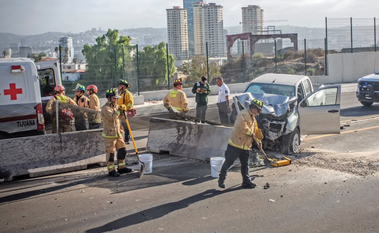 Aparatoso accidente en Viaducto Elevado; mujer resulta lesionada