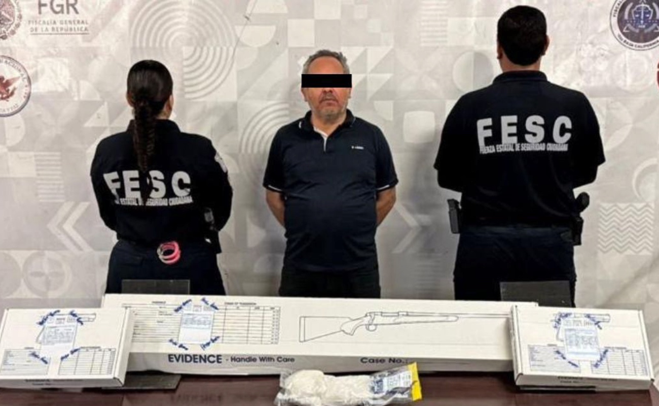 Aseguran a conductor de un vehículo en posesión de armas y droga