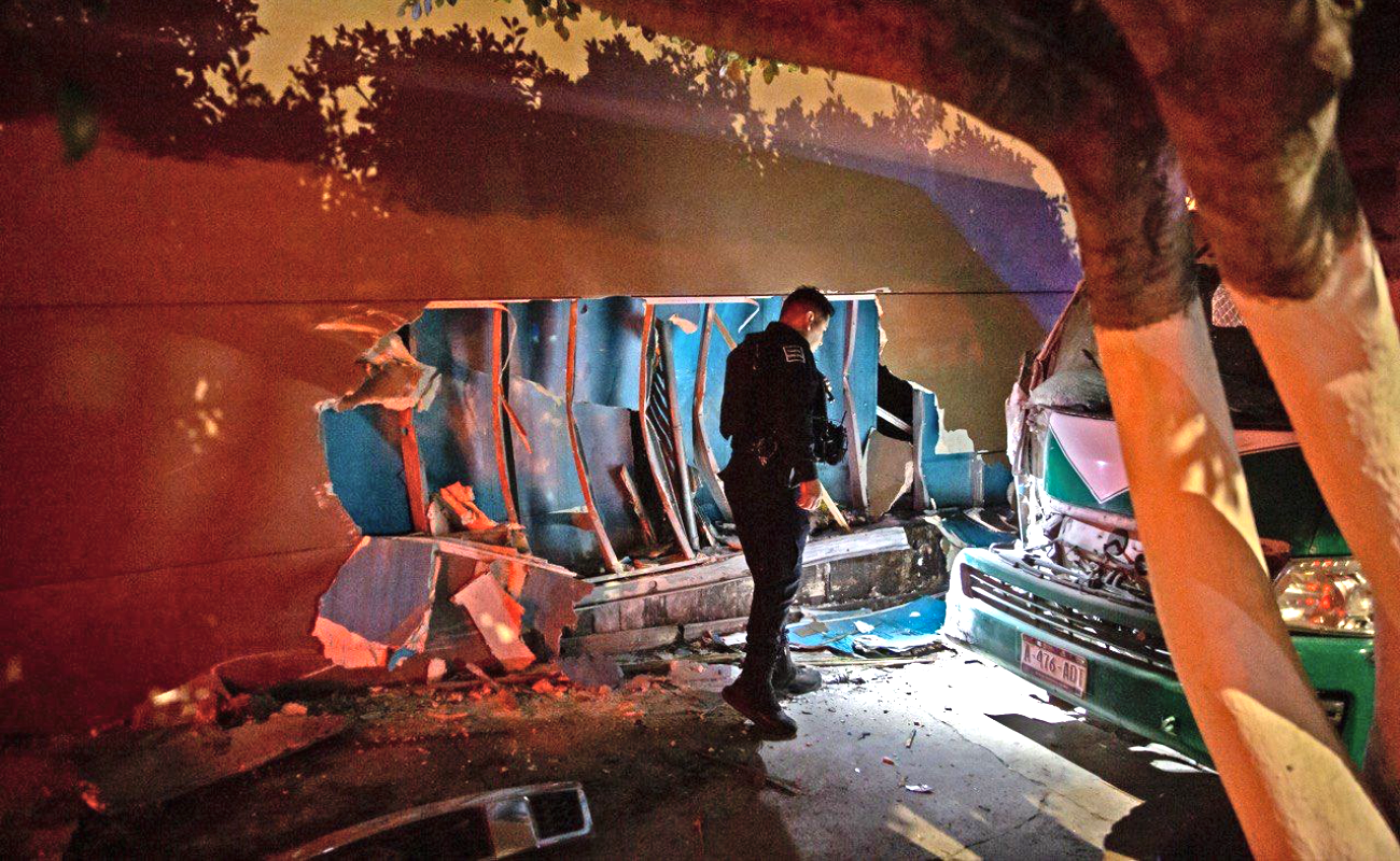 Taxi de ruta se impacta contra muro de preparatoria en El Rubí