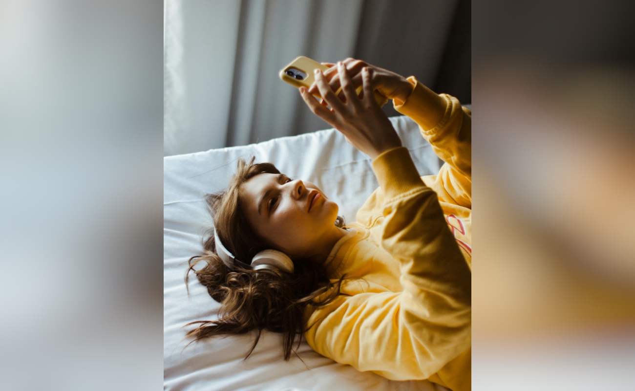 Más de 1,100 millones de jóvenes en el mundo están en riesgo auditivo por exposición recreativa a sonidos fuertes.