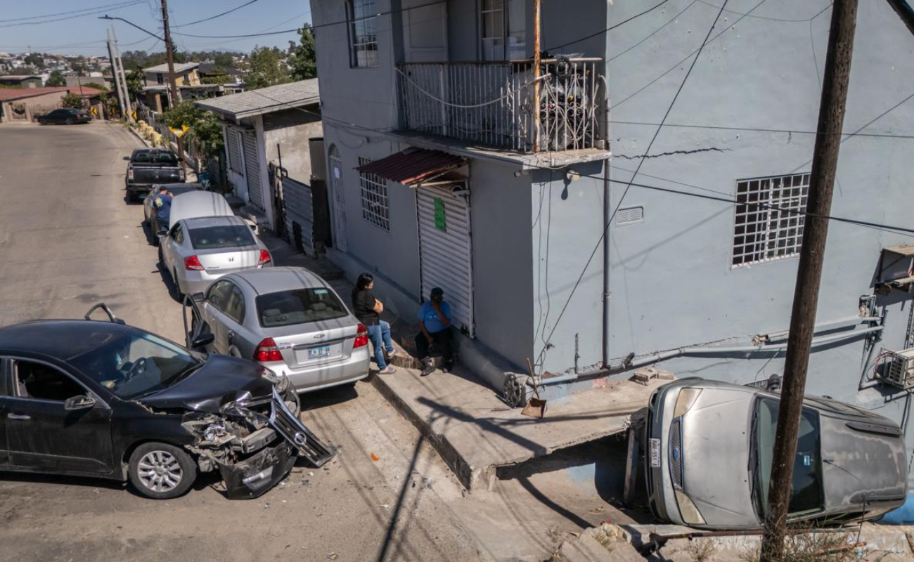 Anciano se equivoca al “meter el cambio” y termina volcado en la colonia Obrera