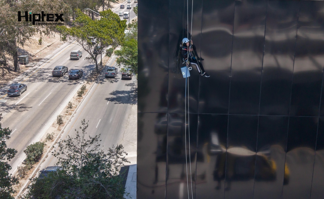 Trabajador de limpieza suspendido en las alturas de Torre 21, logra descenso seguro