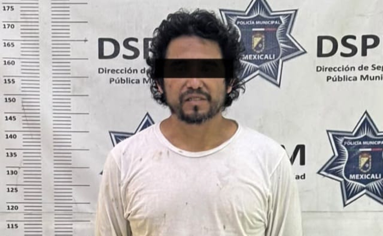 Juan Alfredo “N” fue detenido por la Policía Municipal de Mexicali tras agredir con un cuchillo a su pareja sentimental, de 44 años, en presencia de sus hijos de 13 y 12 años.