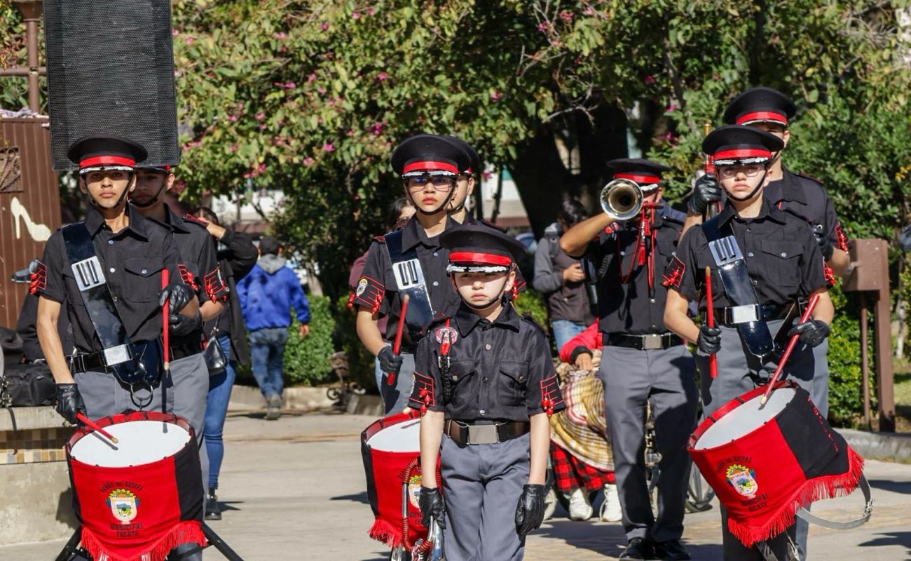 Abanderan en Tecate a 14 instituciones educativas en el Día de la Bandera