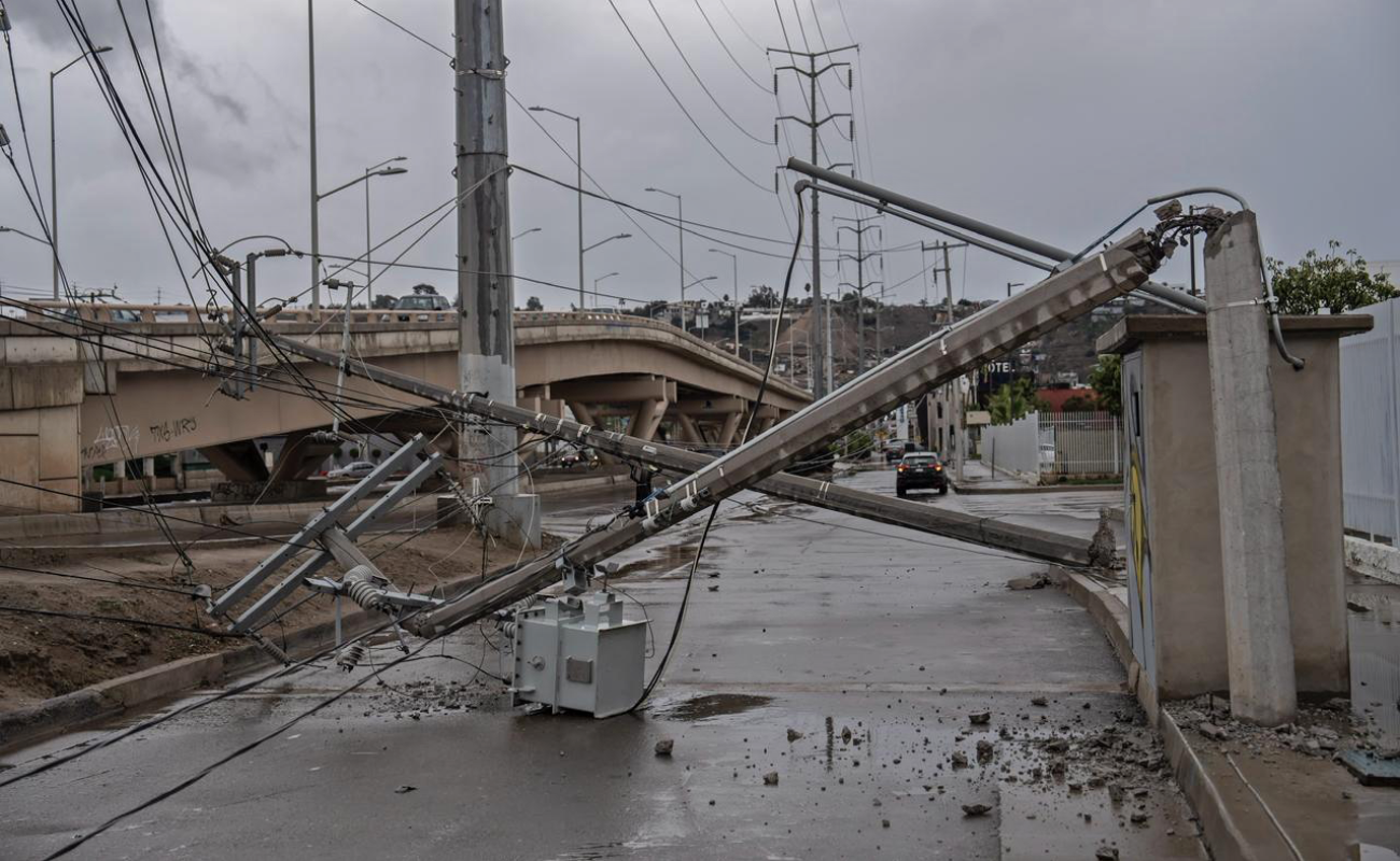 Lluvias provocan múltiples accidentes y caos vial en Tijuana