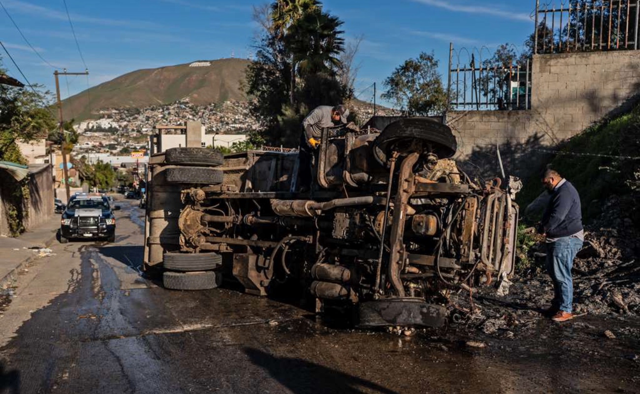 Tras volcarse, camión recolector de basura se incendia