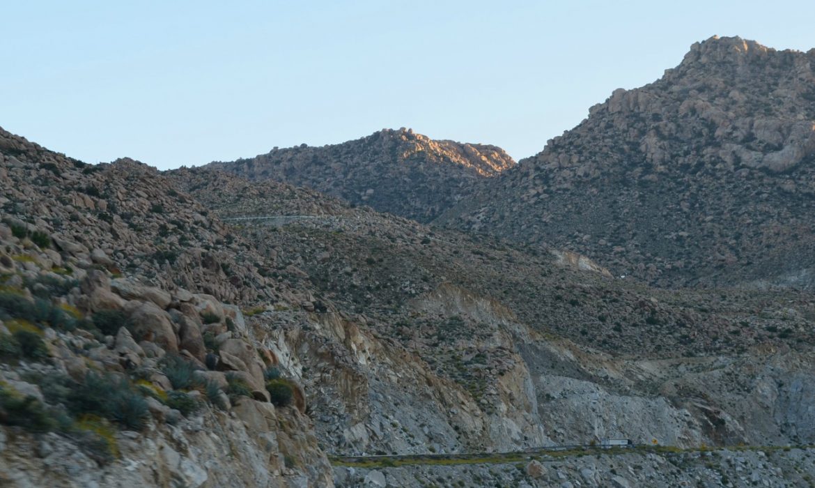 Caen a barranco y mueren 4 en La Rumorosa