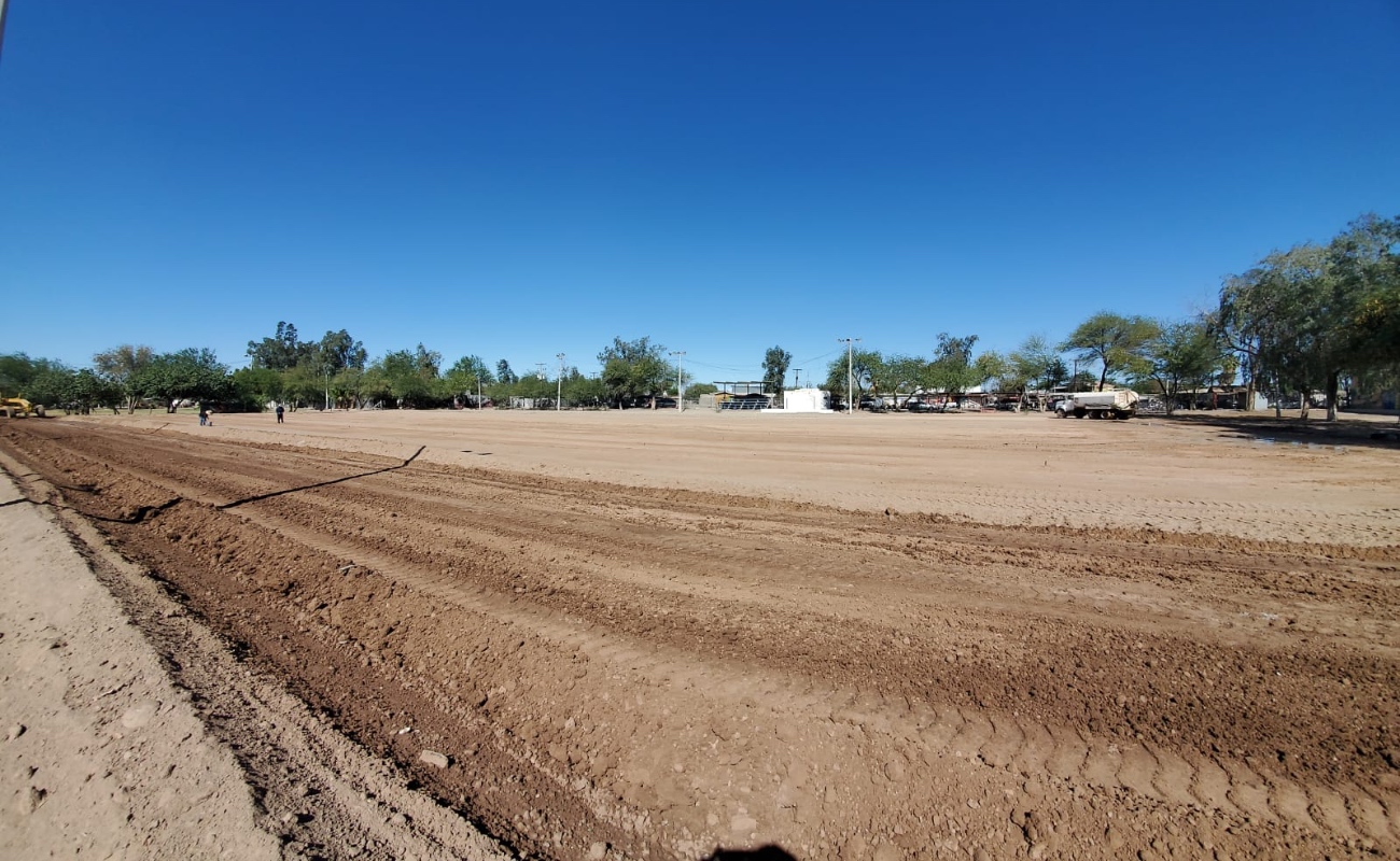 Avanza construcción de campo de futbol en Unidad Deportiva Robledo en Mexicali