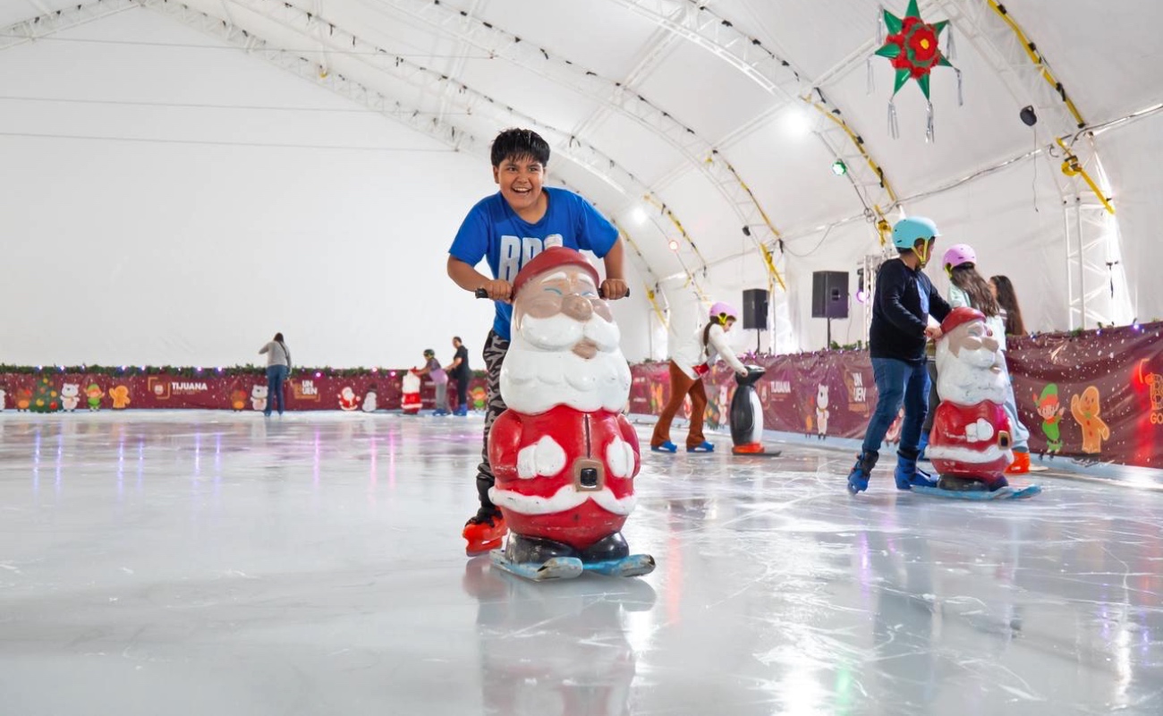 Inauguran pista de patinaje sobre hielo en explanada de Palacio Municipal